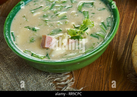 Okroshka, Russo zuppe tradizionali , piatti assortiti, top view.Soup è un mix di principalmente verdure crude , patate bollite, uova e carne cotta ad Foto Stock