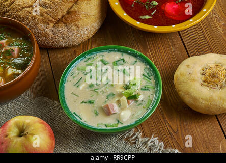 Okroshka, Russo zuppe tradizionali , piatti assortiti, top view.Soup è un mix di principalmente verdure crude , patate bollite, uova e carne cotta ad Foto Stock