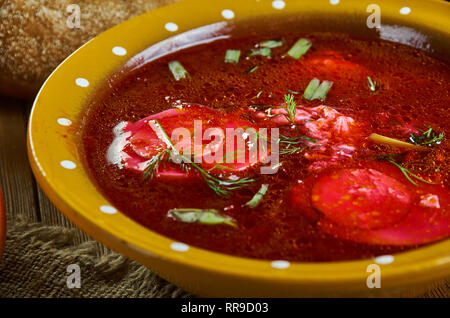 Holodnik , tradizionale russa zuppe fredde , piatti assortiti, top view.borscht freddo Foto Stock