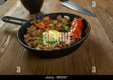 Makhlama Lahm - Uova iracheno con carne di agnello e i pomodori, colazione, piatto di agnello macinato viene soffritto con cipolle, pomodori e prezzemolo, condito Foto Stock