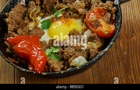 Makhlama Lahm - Uova iracheno con carne di agnello e i pomodori, colazione, piatto di agnello macinato viene soffritto con cipolle, pomodori e prezzemolo, condito Foto Stock