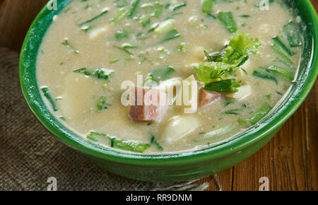 Okroshka, Russo zuppe tradizionali , piatti assortiti, top view.Soup è un mix di principalmente verdure crude , patate bollite, uova e carne cotta ad Foto Stock