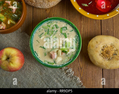 Okroshka, Russo zuppe tradizionali , piatti assortiti, top view.Soup è un mix di principalmente verdure crude , patate bollite, uova e carne cotta ad Foto Stock