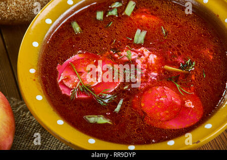 Holodnik , tradizionale russa zuppe fredde , piatti assortiti, top view.borscht freddo Foto Stock