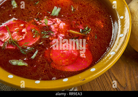 Holodnik , tradizionale russa zuppe fredde , piatti assortiti, top view.borscht freddo Foto Stock