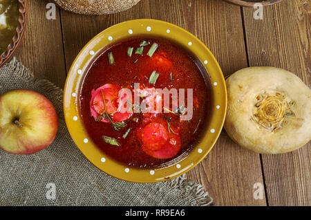 Holodnik , tradizionale russa zuppe fredde , piatti assortiti, top view.borscht freddo Foto Stock