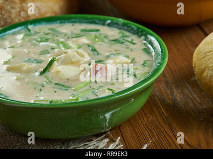 Okroshka, Russo zuppe tradizionali , piatti assortiti, top view.Soup è un mix di principalmente verdure crude , patate bollite, uova e carne cotta ad Foto Stock