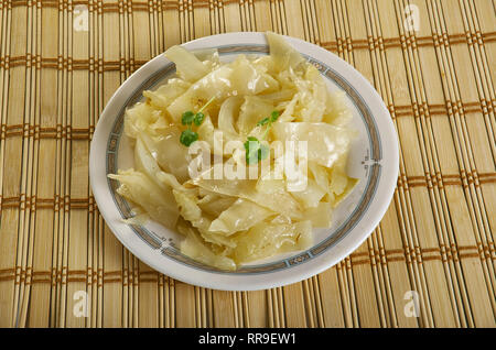 Bayrisch Kraut - cavolo bavarese, cavolo trinciato che viene cotto in brodo di manzo con lardo di maiale, cipolla, mele e condito con aceto Foto Stock