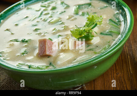 Okroshka, Russo zuppe tradizionali , piatti assortiti, top view.Soup è un mix di principalmente verdure crude , patate bollite, uova e carne cotta ad Foto Stock