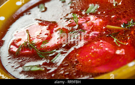 Holodnik , tradizionale russa zuppe fredde , piatti assortiti, top view.borscht freddo Foto Stock