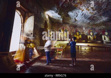 Dambulla, Sri Lanka - 12 Gennaio 2019: statue e dipinti all'interno del più grande e meglio conservato tempio nella grotta complesso in Sri Lanka. Tempio d'oro di Foto Stock