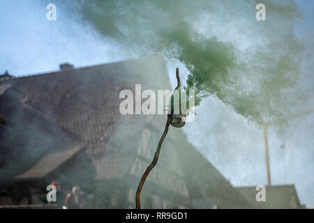 Fumo verde in corrispondenza di un evento di carnevale nel cielo blu Foto Stock