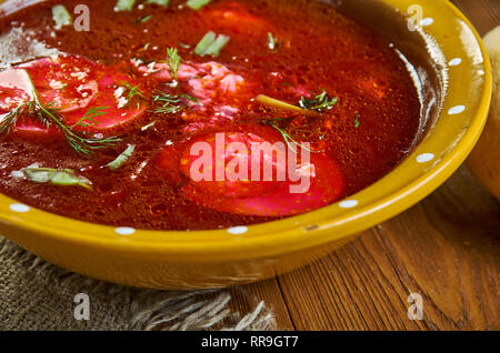 Holodnik , tradizionale russa zuppe fredde , piatti assortiti, top view.borscht freddo Foto Stock