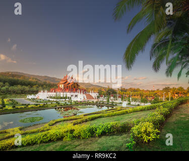 Royal Ratchaphruek Flora Park al tramonto di Chiang Mai Foto Stock