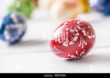 Close-up multicolore di uova di pasqua su un tavolo di legno. Foto Stock