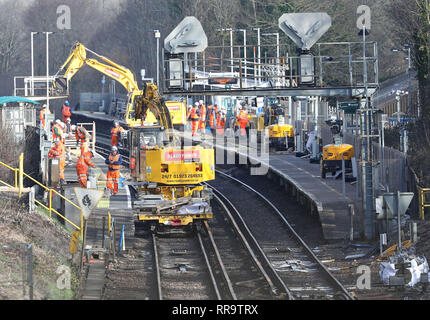 Gli ingegneri ferroviari funzionante a Wivelsfield Station all'estremità meridionale della Brighton Main Line. Le opere di miglioramento su Brighton Linea principale sono una parte essenziale di una £300 milioni di euro finanziati dal governo programma per affrontare gli hotspot di ritardo e incrementare l'affidabilità della rete ferroviaria nel sud est, compreso l'estesa rete di Thameslink. La Brighton Main Line è una chiave itinerario ferroviario, collega l'aeroporto di Gatwick e la costa sud di Londra ed è utilizzato da 300.000 persone ogni giorno. Il 20 febbraio 2019 Foto Stock