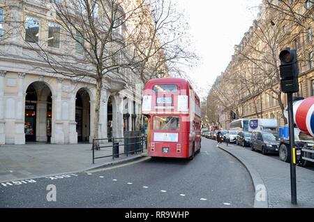 Vintage autobus Routemaster ancora operanti in Londra Inghilterra sul n. 15 bus route REGNO UNITO Foto Stock