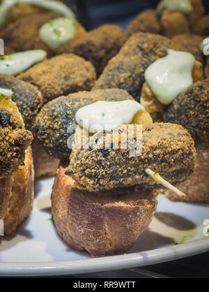 Chipiron crocchetta in un pinchos bar a Bilbao, tipico tapa in Spagna. Paese basco gastronomia Foto Stock