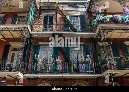 Mardi Gras New Orleans, vista di scheletri e colorato getta (granuli) decorare un balcone durante il Mardi Gras nel Quartiere Francese, New Orleans, STATI UNITI D'AMERICA Foto Stock