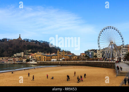 San Sebastian, Spagna - Jan 2019: spiaggia Concha a San Sebastian. La distanza dalla città vecchia Foto Stock