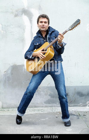 TED HEROLD, Rock'n'Roll-Sänger, mit Gitarre, 80er Jahre. Regno Archivi / kpa/Reiss / Ritratto, Musik, Sänger, Musiker, Rock'n'Roll, 80er / Überschrift: TED HEROLD Foto Stock