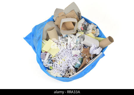 Garbage Bag piena di carta per il riciclaggio Foto Stock