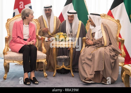 Il primo ministro Theresa Maggio si incontra con il Amir del Kuwait Sheikh Jaber al-Ahmad al-Sabah (estrema destra) presso l'UE-Lega degli Stati Arabi vertice di Sharm El-Sheikh, Egitto. Foto Stock