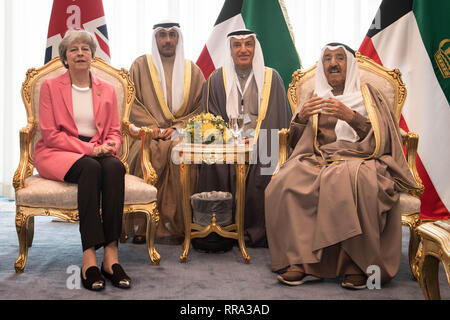 Il primo ministro Theresa Maggio si incontra con il Amir del Kuwait Sheikh Jaber al-Ahmad al-Sabah (estrema destra) presso l'UE-Lega degli Stati Arabi vertice di Sharm El-Sheikh, Egitto. Foto Stock