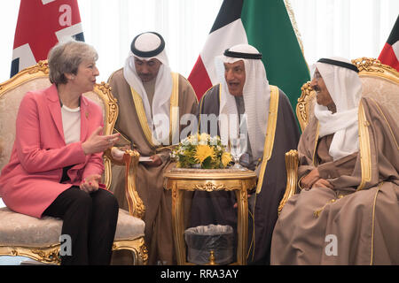 Il primo ministro Theresa Maggio si incontra con il Amir del Kuwait Sheikh Jaber al-Ahmad al-Sabah (estrema destra) presso l'UE-Lega degli Stati Arabi vertice di Sharm El-Sheikh, Egitto. Foto Stock