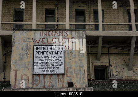 Stati Uniti segno penitenziario e vista esterna della prigione di Alcatraz, CALIFORNIA, STATI UNITI D'AMERICA Foto Stock