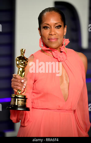 Regina King con il suo Oscar per la migliore attrice non protagonista frequentando il Vanity Fair Oscar Party a Wallis Annenberg Center for the Performing Arts di Beverly Hills, Los Angeles, California, USA. Foto Stock