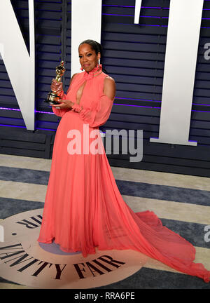 Regina King con il suo Oscar per la migliore attrice non protagonista frequentando il Vanity Fair Oscar Party a Wallis Annenberg Center for the Performing Arts di Beverly Hills, Los Angeles, California, USA. Foto Stock