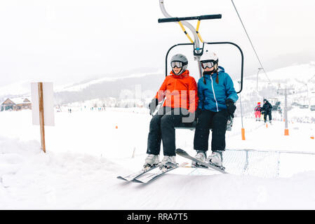 Ski, Sci - femmina sciatori su sci lift Foto Stock