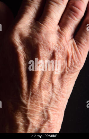 Dettaglio della mano di una donna più anziana Foto Stock
