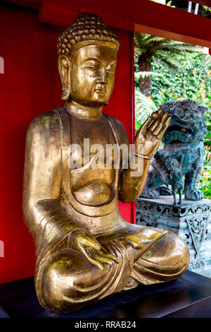 Golden statua di Buddha nel giardino giapponese, Monte Palace giardini tropicali, Funchal, Madeira, Portogallo. Foto Stock