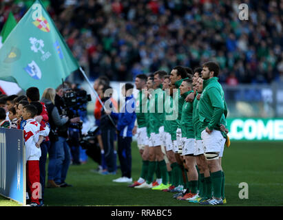 In Irlanda i giocatori durante l inno nazionale prima che il gioco durante il Guinness Sei Nazioni corrispondono allo Stadio Olimpico di Roma, Italia. Foto Stock