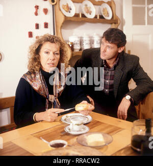 DERRICK / Tossners Ende / D 1990 / Günter Gräwert / Szene beim Frühstück: GABY DOHM (dott. Anita Rolfs), WALTER PLATHE (Ulrich Kraus) 35035 / Überschrift: DERRICK / D 1990 Foto Stock