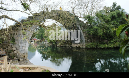 Yangshuo, Yangshuo, Cina. Il 25 febbraio, 2019. Yangshuo, Cina-l'Fuli antico ponte, costruito circa 50 anni fa, è un rinomato Ponte di Yangshuo, southwest ChinaÃ¢â'¬â"¢s nel Guangxi. Credito: SIPA Asia/ZUMA filo/Alamy Live News Foto Stock