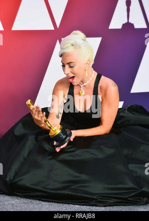 Los Angeles, Stati Uniti d'America. 24 Febbraio, 2019. Lady Gaga, vincitore del miglior canzone originale per 'Ssantificate' da 'è nata una stella pongono al 91annuale di Academy Awards in sala stampa durante a Hollywood e Highland il 24 febbraio 2019 a Hollywood, California Credit: Tsuni/USA/Alamy Live News Foto Stock