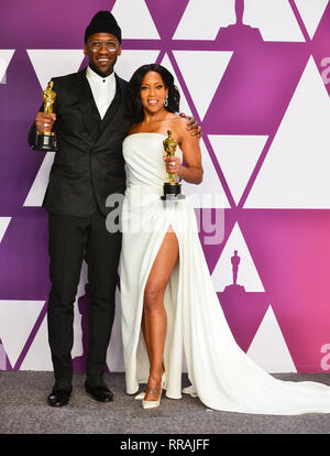 Los Angeles, Stati Uniti d'America. 24 Febbraio, 2019. Mahershala Ali (L) vincitore migliore attore in un ruolo di supporto per il "Libro verde" e Regina re vincitore migliore attrice in un ruolo di supporto per 'Se Beale Street potrebbe parlare' pongono al 91annuale di Academy Awards in sala stampa durante a Hollywood e Highland il 24 febbraio 2019 a Hollywood, California Credit: Tsuni/USA/Alamy Live News Foto Stock