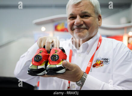 (190225) -- NEW YORK, Feb 25, 2019 (Xinhua) -- Ken Silvestri, un personale operaio di Choo Choo scarpe, mostra i prodotti della società per i visitatori al loro stand durante la 116annuale di North American International Toy Fair a Jacob K. Javits Convention Center di New York, gli Stati Uniti, nel febbraio 18, 2019. Più imponente delle tariffe per la Cina avrebbe paralizzano il business del piccolo giocattolo negli Stati Uniti le aziende che hanno fatto molte storie di successo con i partner cinesi durante gli ultimi decenni, un'industria insider ha avvertito. 'Penso che avrebbe messo noi fuori del business. Avrebbe messo la maggior parte delle società in unità organizzativa Foto Stock