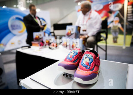 (190225) -- NEW YORK, Feb 25, 2019 (Xinhua) -- prodotti di Choo Choo scarpe sono visibili presso la sede di stand durante la 116annuale di North American International Toy Fair a Jacob K. Javits Convention Center di New York, gli Stati Uniti, nel febbraio 18, 2019. Più imponente delle tariffe per la Cina avrebbe paralizzano il business del piccolo giocattolo negli Stati Uniti le aziende che hanno fatto molte storie di successo con i partner cinesi durante gli ultimi decenni, un'industria insider ha avvertito. 'Penso che avrebbe messo noi fuori del business. Avrebbe messo la maggior parte delle società nel nostro settore di business", ha detto Bob Grubba, Foto Stock