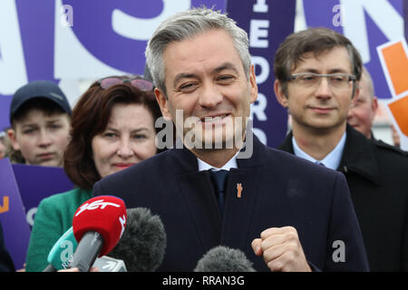 Gdansk, Polonia. Il 25 febbraio, 2019. Attivista LGBT, ex sindaco della città di Slupsk, e primo nella storia apertamente gay polacco Robert Biedron (C), ora leader della molla (Wiosna) parte di visite a Danzica. Indirizzi Biedron supporti prima che il locale convenzione elettorale. Biedron partito Wiosna prenderà parte al 2019 le elezioni del Parlamento europeo. Credito: Vadim Pacajev/Alamy Live News Foto Stock