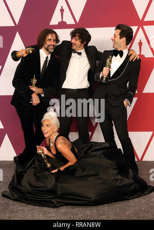 Hollywood, CA, Stati Uniti d'America. 24 Febbraio, 2019. 24 Febbraio 2019 - Hollywood, California - Andrew Wyatt, Anthony Rossomando, Lady Gaga, Mark Ronson. Il 91annuale di Academy Awards Sala stampa tenutasi a Hollywood e Highland. Photo credit: Faye Sadou/AdMedia Credito: Faye Sadou/AdMedia/ZUMA filo/Alamy Live News Foto Stock