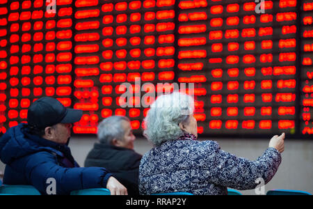 Nanjing, cinese della provincia di Jiangsu. Il 25 febbraio, 2019. Gli investitori sono visti a stock trading hall in Nanjing East cinese della provincia di Jiangsu, Feb 25, 2019. Principali indici di borsa in Cina sono aumentate più del 5 percento lunedì, con il benchmark Shanghai Composite Index fino 5.6 percento a 2,961.28 punti. La Shenzhen indice componente chiuso 5.59 percento superiore a punti 9,134.58. Credito: Su Yang/Xinhua/Alamy Live News Foto Stock