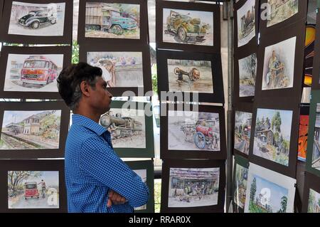 Colombo, Sri Lanka. 24 Febbraio, 2019. Un visitatore guarda alle opere d'arte durante lo Sri Lanka open air art fair 'Kala Pola 2019' di Colombo, capitale dello Sri Lanka, Feb 24, 2019. La manifestazione è uno dello Sri Lanka di grandi eventi culturali e ha attratto molti turisti negli ultimi anni. Credito: Gayan Sameera/Xinhua/Alamy Live News Foto Stock