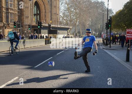 Londra, Regno Unito. Il 25 febbraio, 2019. Steve Bray restano i diruttori calci un possibile lungo la strada di fronte alla Casa del Parlamento. PM Theresa Maggio ha ritardato di una votazione in seno al Parlamento questa settimana l'Unione europea accordo di ritiro fino a Marzo 12th. Credito: Claire Doherty/Alamy Live News Foto Stock