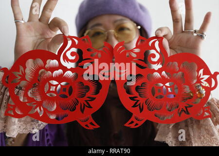 Foshan, Foshan, Cina. Il 25 febbraio, 2019. Foshan, Cina-l'artista fa papercutting opere in Foshan, sud ChinaÃ¢â'¬â"¢s nella provincia di Guangdong. Credito: SIPA Asia/ZUMA filo/Alamy Live News Foto Stock