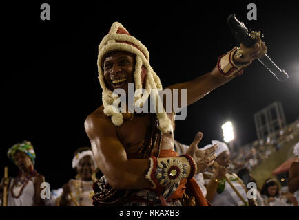 Rio De Janeiro, Brasile. 24 Febbraio, 2019. I membri della scuola di samba " Beija Flor' (bel fiore) pratica nell'Sapucai-Sambodromo. Il Carnevale si celebra nella città metropolitana dal 1 al 9 marzo 2019. Credito: Fabio Teixeira/dpa/Alamy Live News Foto Stock