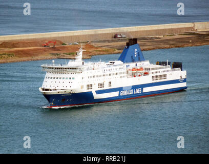 Cruise Ferry Smeralda delle linee Grimaldi Compagnia entrando nel porto di Barcellona. Giugno 12, 2018. Foto Stock